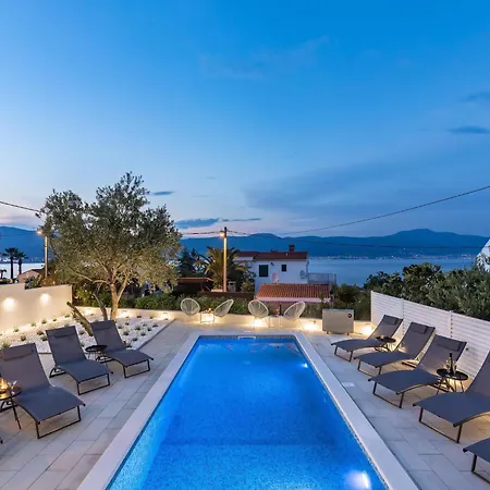Apartment In Slatine By Adriatic Beach, Cleaning Included Apartment