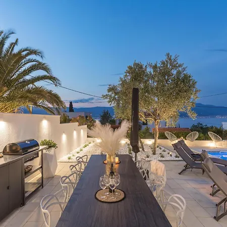 Apartment Apartment In Slatine By Adriatic Beach, Cleaning Included