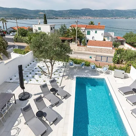 Apartment In Slatine By Adriatic Beach, Cleaning Included