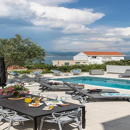 Apartment Apartment In Slatine By Adriatic Beach, Cleaning Included