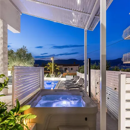 Breezy Near Trogir, Cleaning Included Apartment *